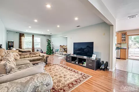 2 Lyons Ln, Edison, NJ 08820 photo 7