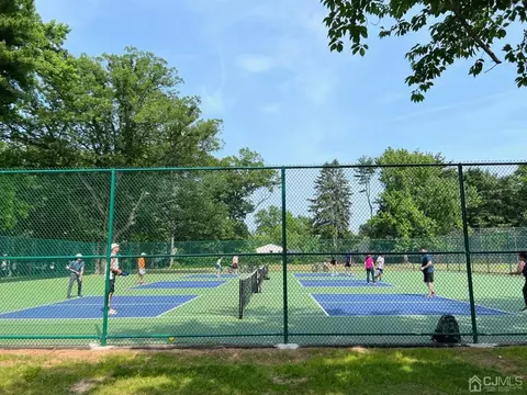 4 Loeb Ct, Edison, NJ 08817 photo 32