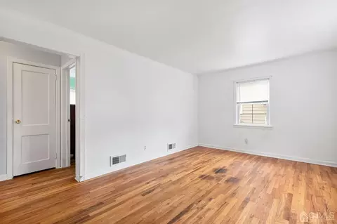 549 Lorraine Ave, Middlesex, NJ 08846 photo 2