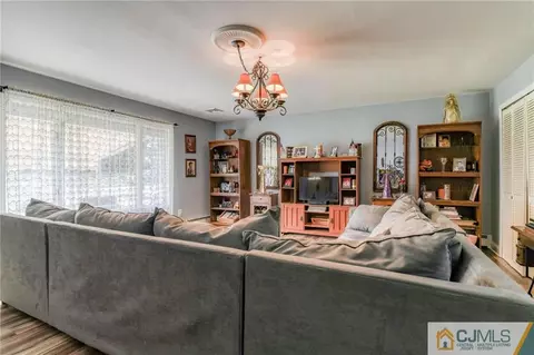 35 Walnut St, Edison, NJ 08817 photo 6