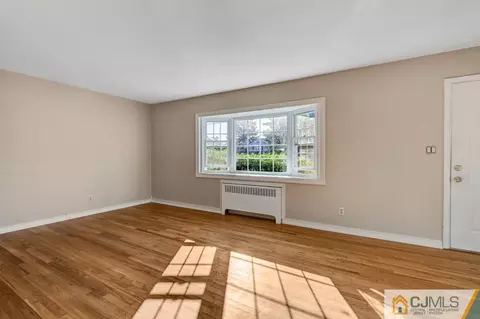 347 Seneca Ave, Middlesex, NJ 08846 photo 4