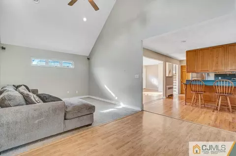 347 Seneca Ave, Middlesex, NJ 08846 photo 12
