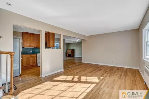 347 Seneca Ave, Middlesex, NJ 08846 photo 5