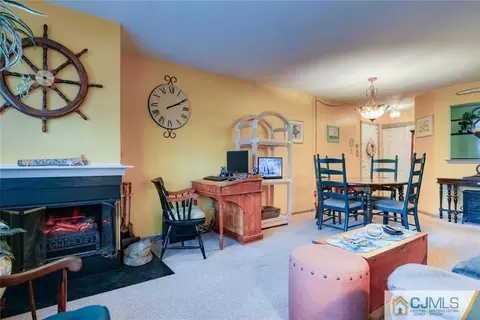1002 Meadow Ct, Helmetta, NJ 08828 photo 8
