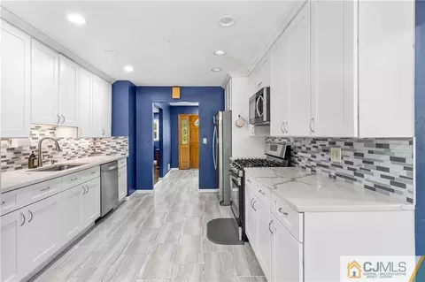 32 Jonathan Dr, Edison, NJ 08820 photo 9