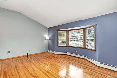 5 Weiss Dr, Middlesex, NJ 08846 photo 2