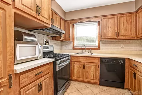 5 Weiss Dr, Middlesex, NJ 08846 photo 7