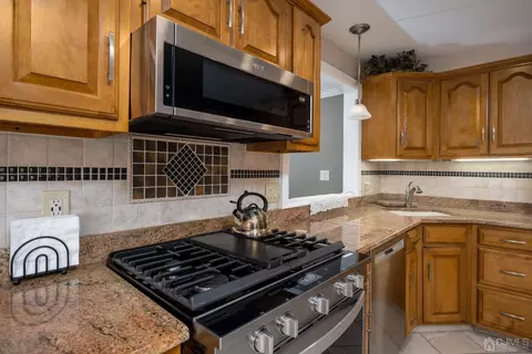 102 Macarthur Dr, Edison, NJ 08837 photo 6