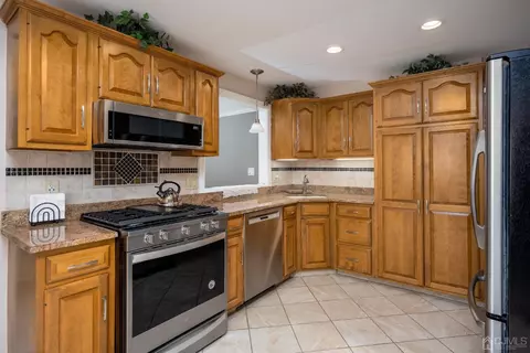 102 Macarthur Dr, Edison, NJ 08837 photo 7