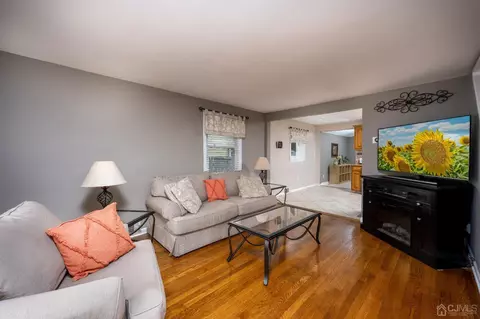 102 Macarthur Dr, Edison, NJ 08837 photo 4