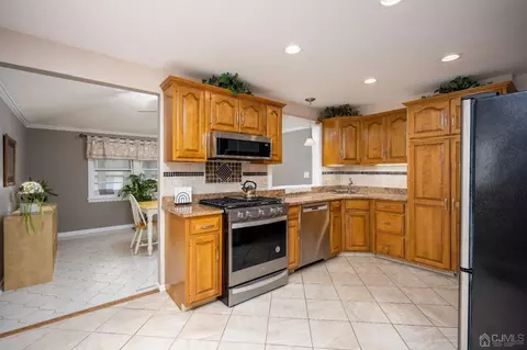 102 Macarthur Dr, Edison, NJ 08837 photo 10