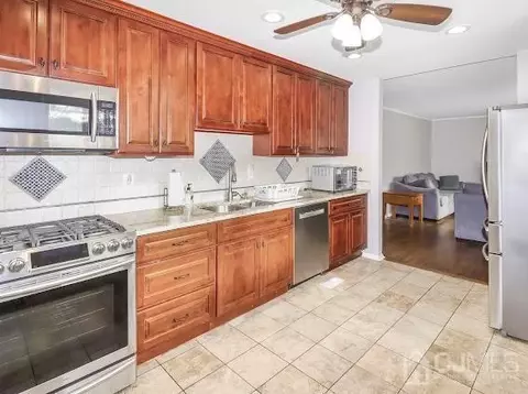 400 Clinton Ave, Middlesex, NJ 08846 photo 3