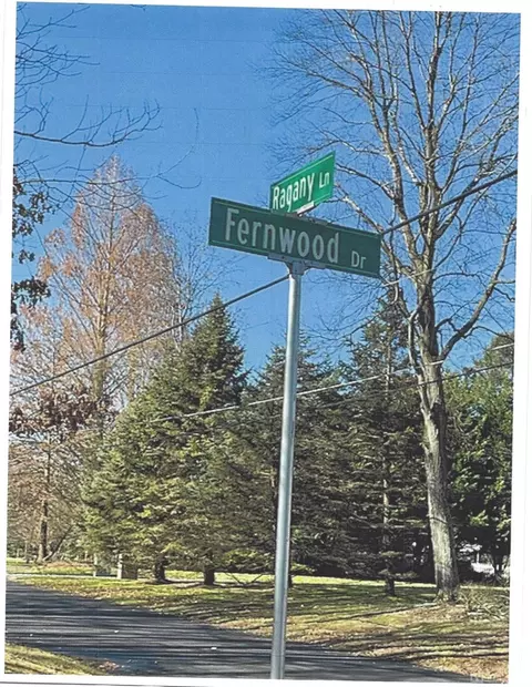2 Fernwood Dr, South Brunswick, NJ 08540