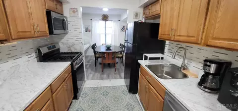 40 Boulder Dr, Edison, NJ 08817 photo 4