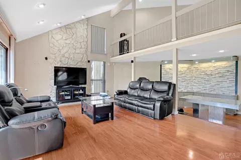472 Westgate Dr, Edison, NJ 08820 photo 5