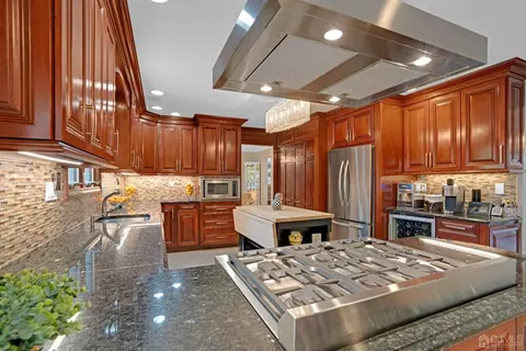 2 Roberta Ct, Edison, NJ 08820 photo 16