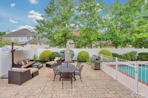2 Lysbeth Ln, Matawan, NJ 07747 photo 4