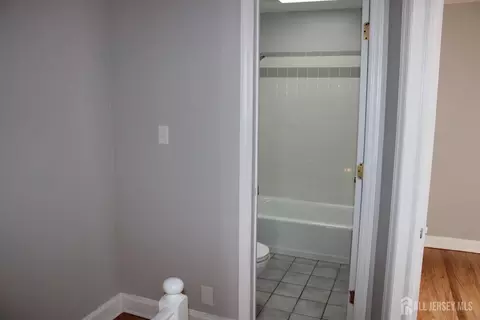 84 Macarthur Dr, Edison, NJ 08837 photo 17
