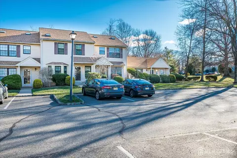 605 Maplecrest Rd W, Edison, NJ 08820 photo 3