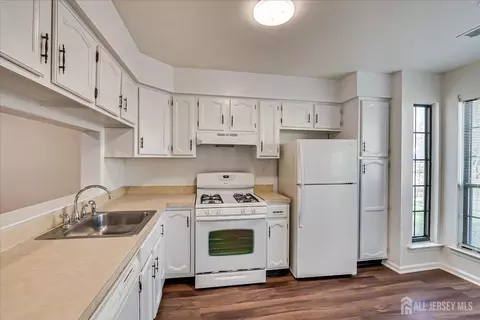 605 Maplecrest Rd W, Edison, NJ 08820 photo 7