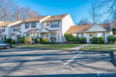605 Maplecrest Rd W, Edison, NJ 08820 photo 4