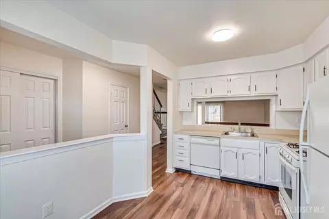 605 Maplecrest Rd W, Edison, NJ 08820 photo 10