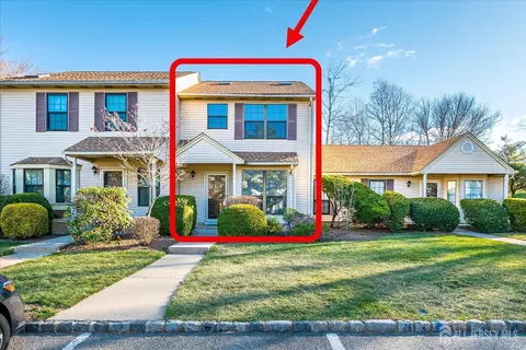 605 Maplecrest Rd W, Edison, NJ 08820 photo 2