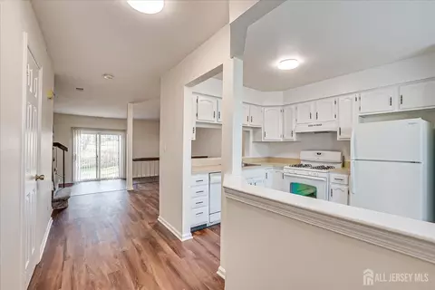 605 Maplecrest Rd W, Edison, NJ 08820 photo 5
