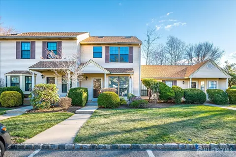 605 Maplecrest Rd W, Edison, NJ 08820 photo 1