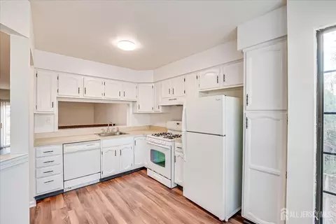 605 Maplecrest Rd W, Edison, NJ 08820 photo 9
