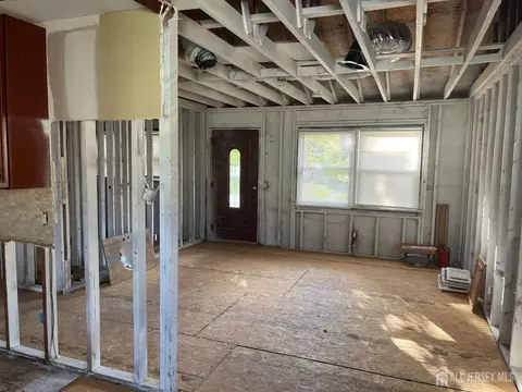 Entry Way - 120 3rd St, Middlesex, NJ 08846 photo 2 of 4