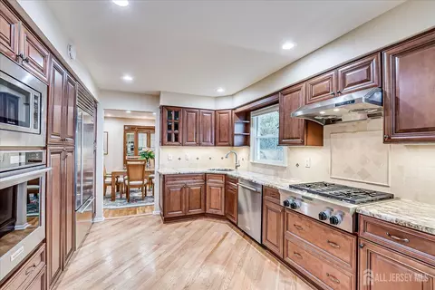 Kitchen - 2 Dellview Dr, Edison, NJ 08820 photo 4 of 6