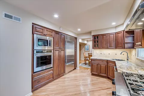Kitchen - 2 Dellview Dr, Edison, NJ 08820 photo 5 of 6
