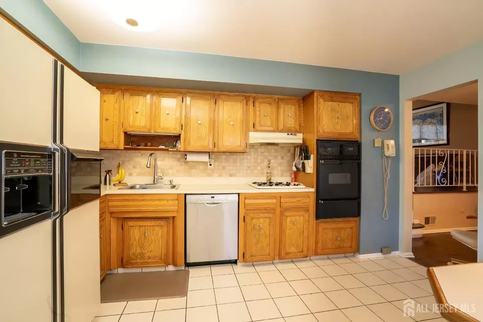 Kitchen - 50 Oakey Dr, South Brunswick, NJ 08824 photo 3 of 4