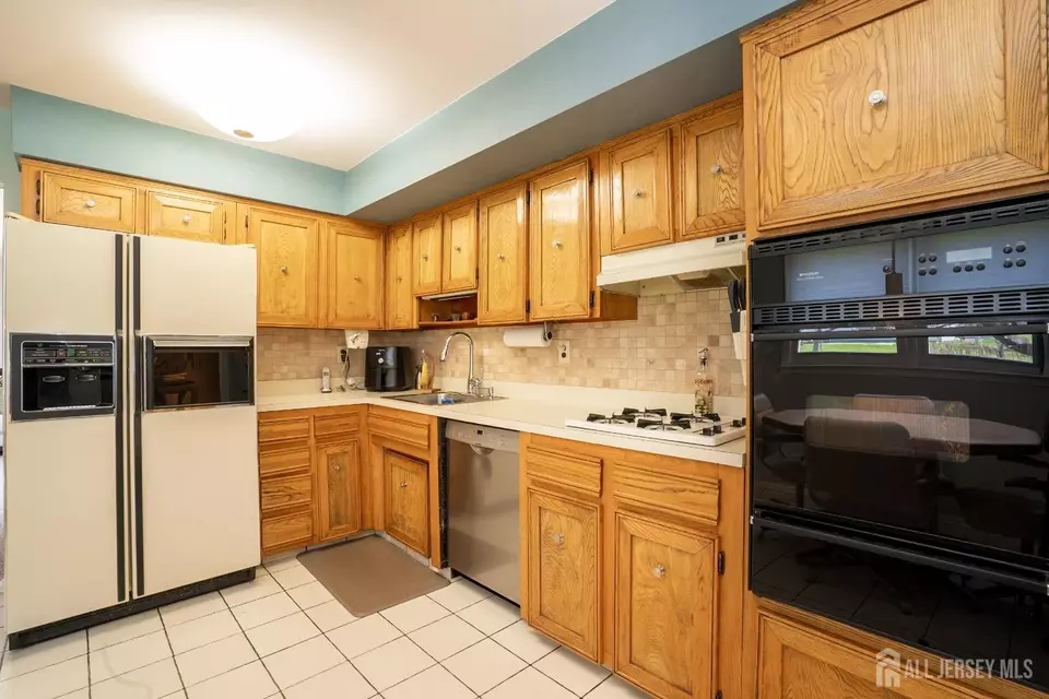 Kitchen - 50 Oakey Dr, South Brunswick, NJ 08824 photo 4 of 4