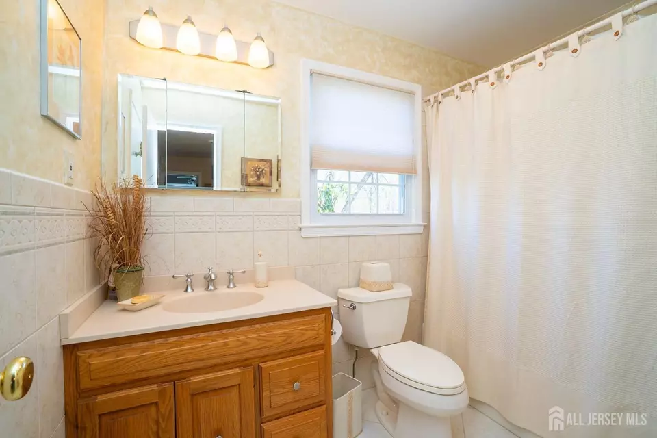 Bath - 50 Oakey Dr, South Brunswick, NJ 08824 photo 4 of 5