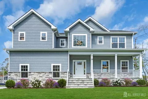 33 Pennsylvania Ave, Waretown, NJ 08758