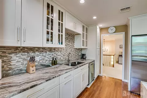 Kitchen - 9 NW Fielding Pl, Edison, NJ 08820 photo 3 of 6