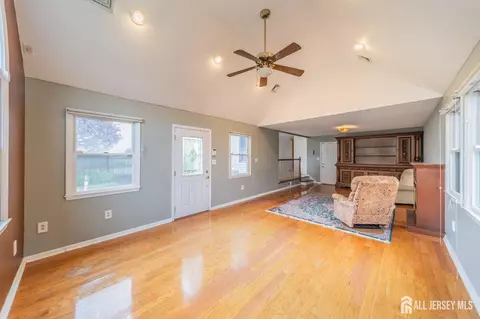 Living - 289 Old Rd, Sewaren, NJ 07077 photo 7 of 10