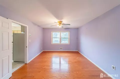 Living - 289 Old Rd, Sewaren, NJ 07077 photo 2 of 10