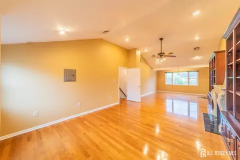 Living - 289 Old Rd, Sewaren, NJ 07077 photo 9 of 10