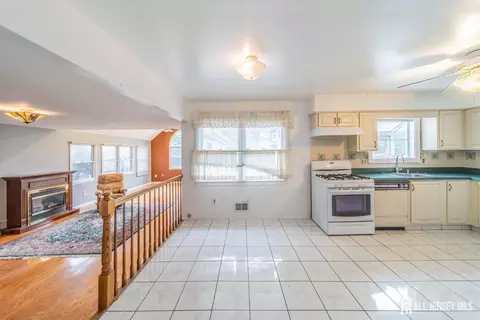 Living - 289 Old Rd, Sewaren, NJ 07077 photo 4 of 10