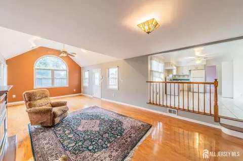 Living - 289 Old Rd, Sewaren, NJ 07077 photo 6 of 10