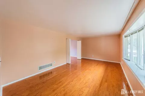 Living - 289 Old Rd, Sewaren, NJ 07077 photo 3 of 10