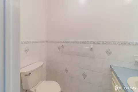 Bath - 289 Old Rd, Sewaren, NJ 07077 photo 2 of 5