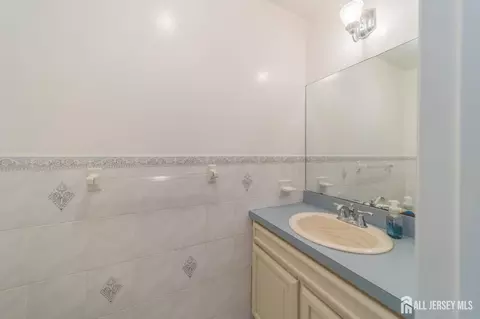 Bath - 289 Old Rd, Sewaren, NJ 07077 photo 1 of 5