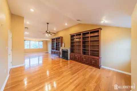 Living - 289 Old Rd, Sewaren, NJ 07077 photo 10 of 10