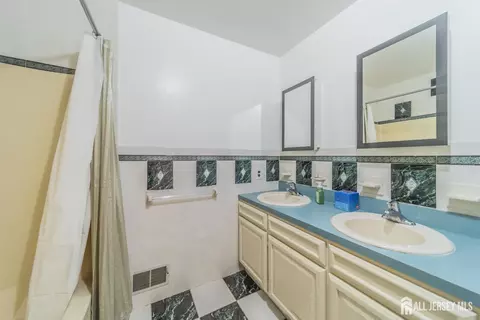 Bath - 289 Old Rd, Sewaren, NJ 07077 photo 3 of 5
