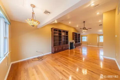 Living - 289 Old Rd, Sewaren, NJ 07077 photo 8 of 10