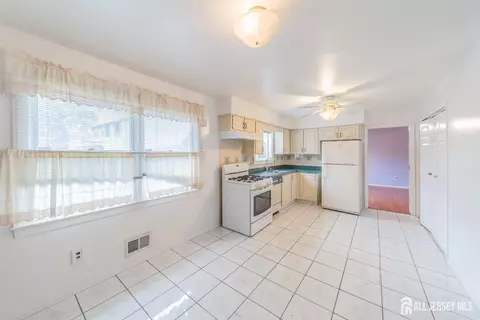 Kitchen - 289 Old Rd, Sewaren, NJ 07077 photo 1 of 2